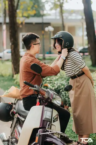 Ảnh Nắm Tay Trên Xe Ô Tô: Ý Nghĩa & Cách Thực Hiện An Toàn