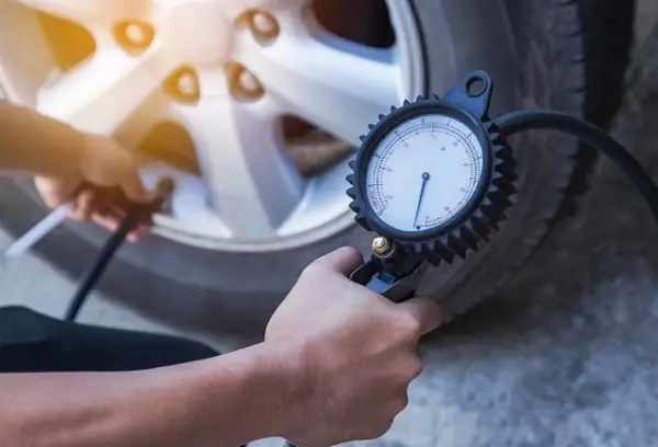 Cách Kiểm Tra Lốp Ô Tô Non Hơi: 3 Phương Pháp Hiệu Quả