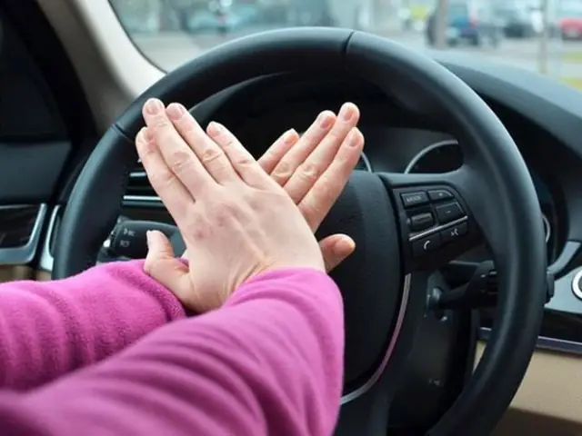 Còi Xe Ô Tô Kêu Nhỏ: Nguyên Nhân & Cách Khắc Phục Từ A Đến Z Còi Xe Ô Tô Kêu Nhỏ: Nguyên Nhân & Cách Khắc Phục Từ A Đến Z