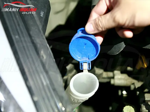 Cách Tự Pha Nước Rửa Kính Ô Tô Đơn Giản, An Toàn