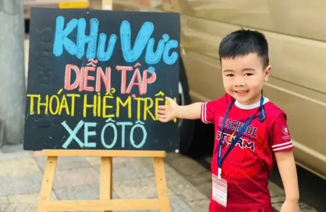 Kỹ Năng Thoát Hiểm Trên Xe Ô Tô: Hướng Dẫn Toàn Diện Cho Tài Xế