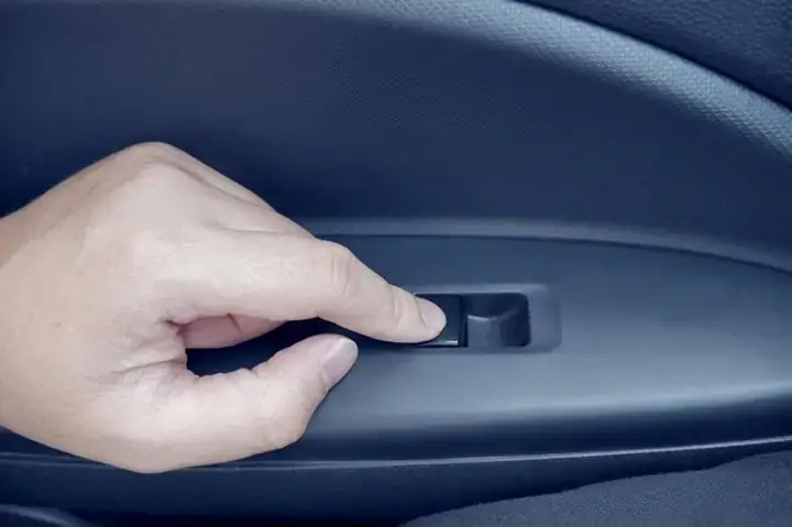 Hướng Dẫn Chi Tiết Cách Mở Kính Xe Ô Tô An Toàn Và Xử Lý Sự Cố
