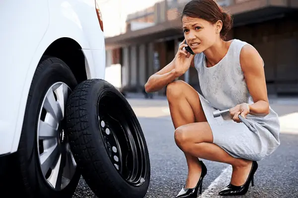 Thủng Lốp Xe Ô Tô: Xử Lý Khẩn Cấp & Cách Phòng Tránh Từ A-z