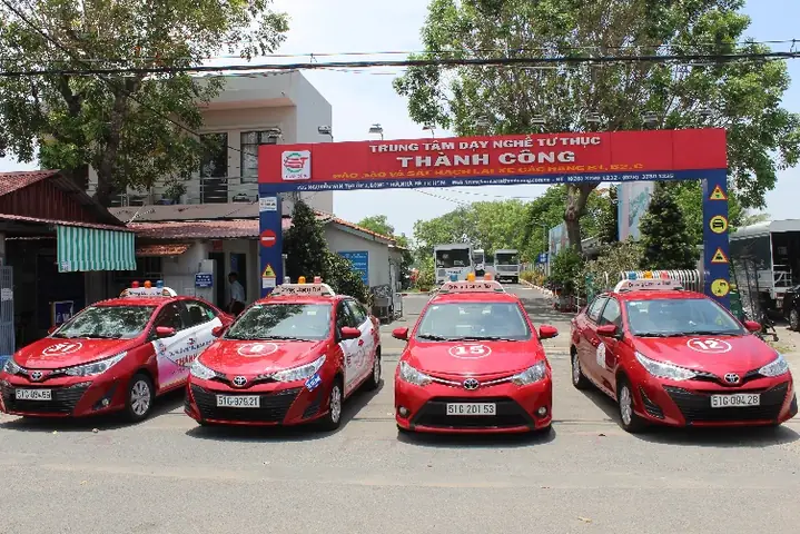 Đánh Giá Trường Dạy Lái Xe Thành Công: Phân Tích 7 Tiêu Chí Đánh Giá Uy Tín