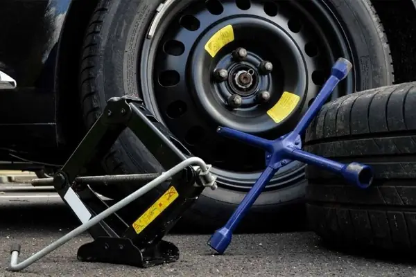 Cách Tự Thay Lốp Xe Ô Tô Đúng Chuẩn: Hướng Dẫn Chi Tiết Cho Tài Xế