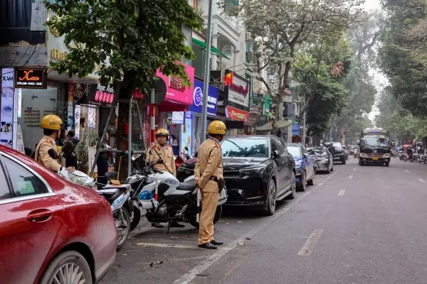 Cảnh Báo & Hướng Dẫn Chi Tiết: Quy Định Mới Cấm Xe Ô Tô Trên 16 Chỗ Vào Phố Cổ Hà Nội Từ 1/3/2025