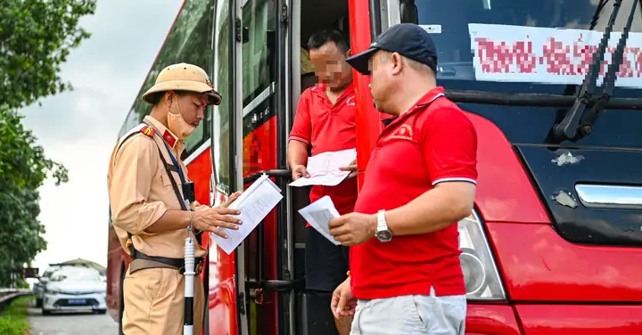 Quy Định Chở Người Trên Ô Tô 2025: Mức Phạt Tối Đa Tới Bao Nhiêu Và Cách Tránh Vi Phạm?