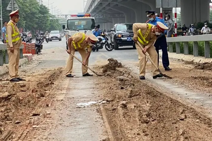 Xe Ô Tô Đổ Đất Trái Phép: Mức Phạt Tối Đa 15 Triệu & Cách Tránh Vi Phạm