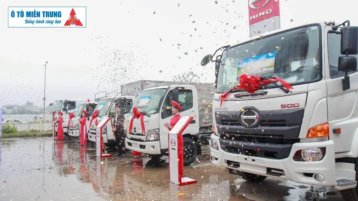 Bảng Giá Xe Tải Hino 2026: So Sánh Chi Tiết 3 Dòng Xe Từ 1.9 - 20 Tấn Bảng Giá Xe Tải Hino 2026: So Sánh Chi Tiết 3 Dòng Xe Từ 1.9 - 20 Tấn