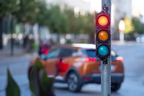 Cách Lái Xe Ô Tô Khi Dừng Đèn Đỏ: Bí Quyết An Toàn Từ Chuyên Gia