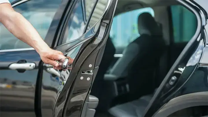 Không Mở Được Cửa Sau Xe Ô Tô: Nguyên Nhân & Cách Khắc Phục Tại Nhà Không Mở Được Cửa Sau Xe Ô Tô: Nguyên Nhân & Cách Khắc Phục Tại Nhà