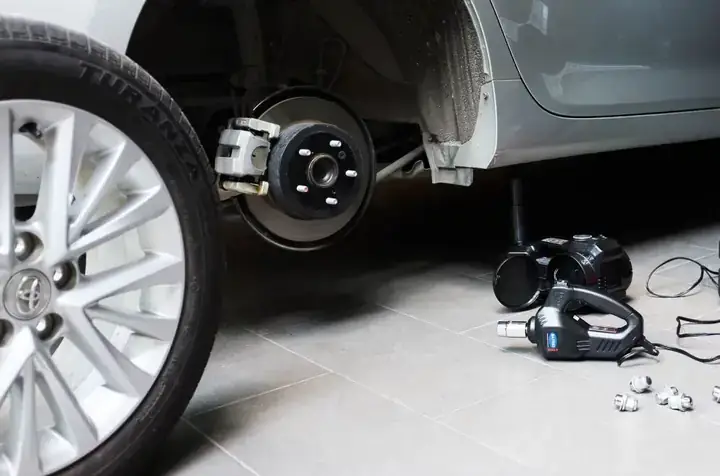 Hướng Dẫn Chi Tiết Cách Tháo Lắp Lốp Xe Ô Tô Từ A Đến Z