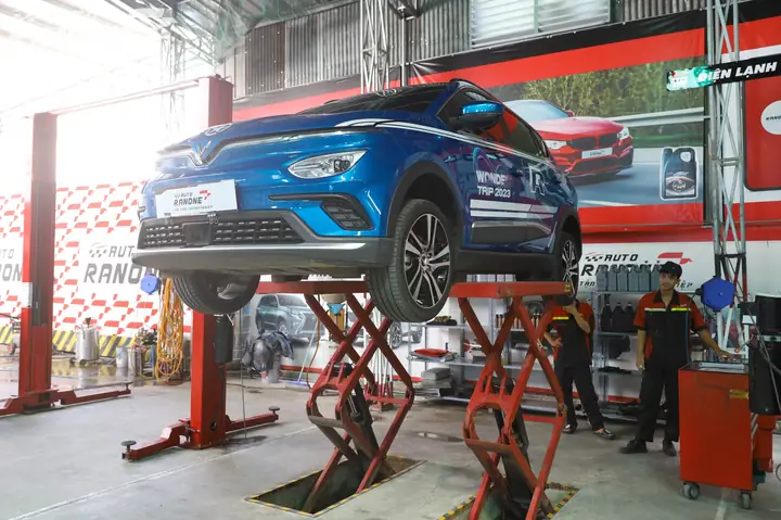 Có Nên Sửa Xe Ô Tô Trong Hãng? Phân Tích Toàn Diện Ưu Nhược Điểm