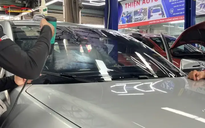 Dán Kính Chống Nóng Cho Xe Ô Tô