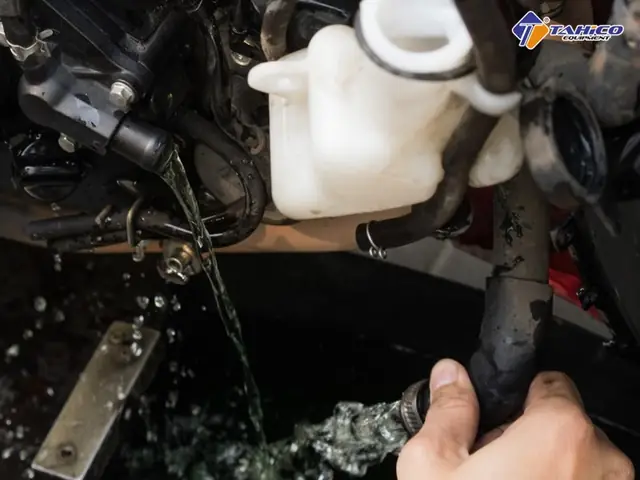 Cách Đổ Nước Làm Mát Xe Ô Tô Đúng Cách: Vị Trí & Hướng Dẫn Chi Tiết Cách Đổ Nước Làm Mát Xe Ô Tô Đúng Cách: Vị Trí & Hướng Dẫn Chi Tiết