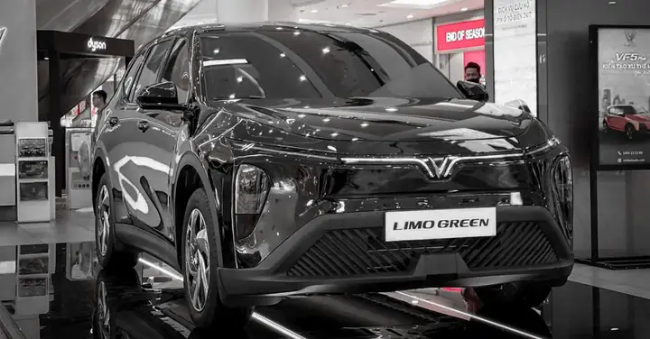 Giá Xe Ô Tô Vinfast 7 Chỗ 2026: So Sánh Chi Tiết Limo Green & Vf9 Với Đối Thủ Giá Xe Ô Tô Vinfast 7 Chỗ 2026: So Sánh Chi Tiết Limo Green & Vf9 Với Đối Thủ