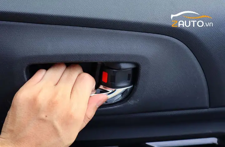 Không Mở Được Cửa Xe Ô Tô Từ Bên Ngoài: Nguyên Nhân Và Cách Khắc Phục