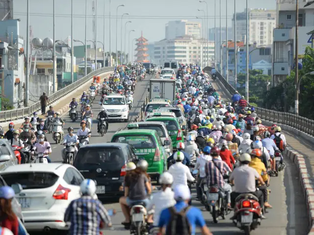 Kinh Nghiệm Lái Xe Ô Tô Trong Thành Phố: Bí Quyết Vượt Qua Giờ Cao Điểm