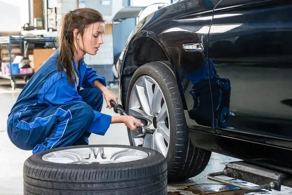Kinh Nghiệm Thay Lốp Xe Ô Tô: Khi Nào, Cách Chọn Và Lưu Ý Quan Trọng Kinh Nghiệm Thay Lốp Xe Ô Tô: Khi Nào, Cách Chọn Và Lưu Ý Quan Trọng