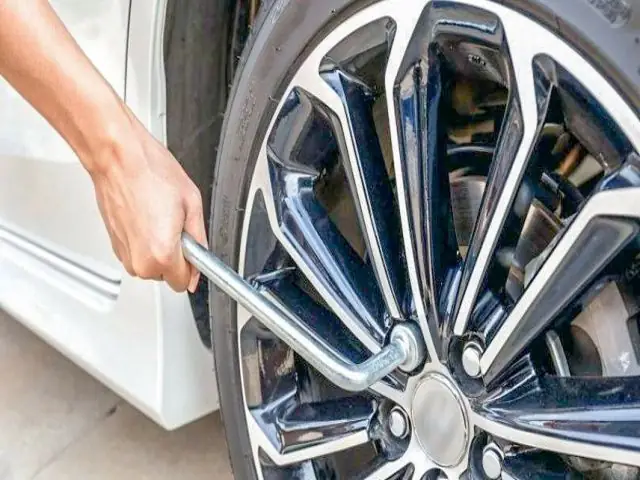 Hướng Dẫn Thay Lốp Xe Ô Tô Đúng Chuẩn: 6 Lưu Ý Quan Trọng Hướng Dẫn Thay Lốp Xe Ô Tô Đúng Chuẩn: 6 Lưu Ý Quan Trọng
