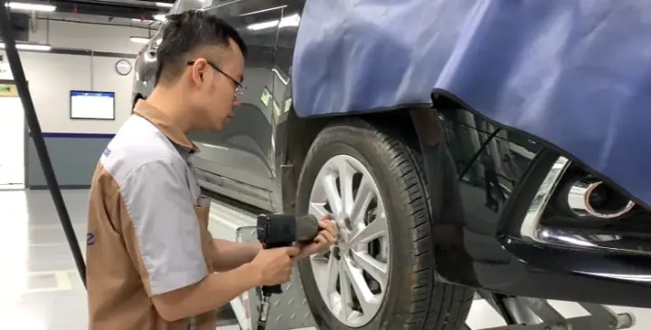 Nên Bảo Dưỡng Xe Ô Tô Ở Đâu? Bảng So Sánh Chi Tiết Giữa Hãng & Gara Ngoài