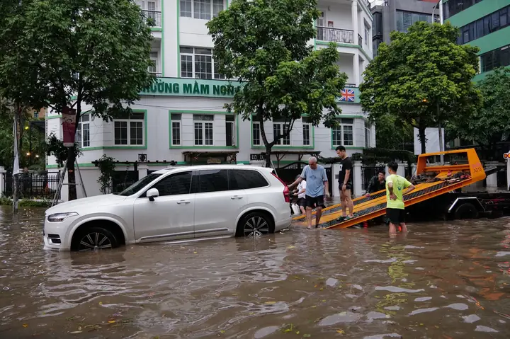 Xử Lý Nước Ngập Sàn Xe Ô Tô: Hướng Dẫn Chi Tiết Từ A-z