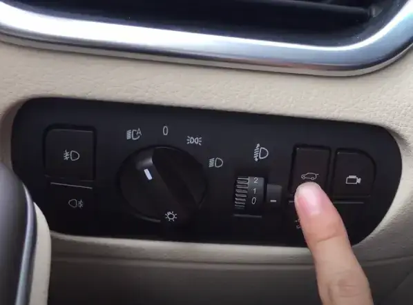 Nút Mở Cốp Xe Vios: Vị Trí, Cách Dùng & Xử Lý Sự Cố Chi Tiết Nút Mở Cốp Xe Vios: Vị Trí, Cách Dùng & Xử Lý Sự Cố Chi Tiết