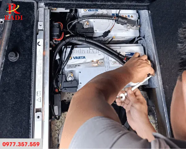 Hướng Dẫn Chi Tiết Cách Thay Bình Ắc Quy Ô Tô Đúng Chuẩn Và Lựa Chọn Sản Phẩm Phù Hợp Hướng Dẫn Chi Tiết Cách Thay Bình Ắc Quy Ô Tô Đúng Chuẩn Và Lựa Chọn Sản Phẩm Phù Hợp