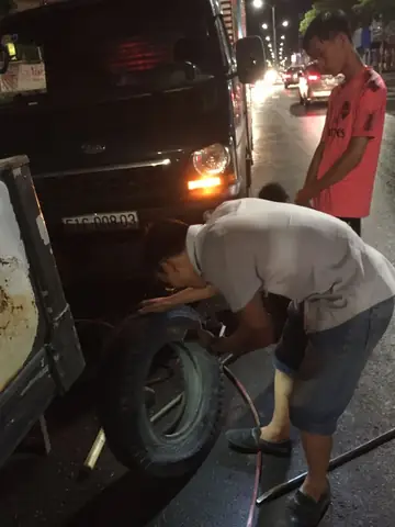 Vá Xe Ô Tô Tại Nhà Hải Phòng: Quy Trình Chuẩn, Lưu Ý An Toàn Và Khi Nào Nên Dùng Dịch Vụ Này Vá Xe Ô Tô Tại Nhà Hải Phòng: Quy Trình Chuẩn, Lưu Ý An Toàn Và Khi Nào Nên Dùng Dịch Vụ Này