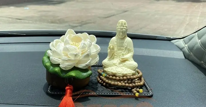 Vật Phẩm Phong Thủy Treo Xe Ô Tô: Bí Quyết Chọn & Treo Đúng Để Hành Trình Bình An