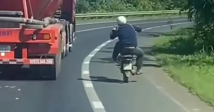 Hành Động "đua Đua" Của Xe Máy Với Ô Tô: Một Thách Thức An Toàn Giao Thông Hành Động "đua Đua" Của Xe Máy Với Ô Tô: Một Thách Thức An Toàn Giao Thông