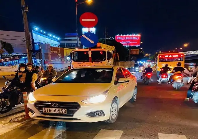 Xe Ô Tô Chạy Nhanh Trên Đường Xe Ô Tô Chạy Nhanh Trên Đường