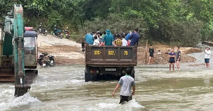Xe Tải Vượt Lũ: Kỹ Thuật Lái Xe An Toàn Trong Điều Kiện Thời Tiết Khắc Nghiệt Xe Tải Vượt Lũ: Kỹ Thuật Lái Xe An Toàn Trong Điều Kiện Thời Tiết Khắc Nghiệt