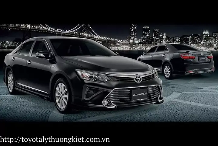 Giá Toyota Camry 2016