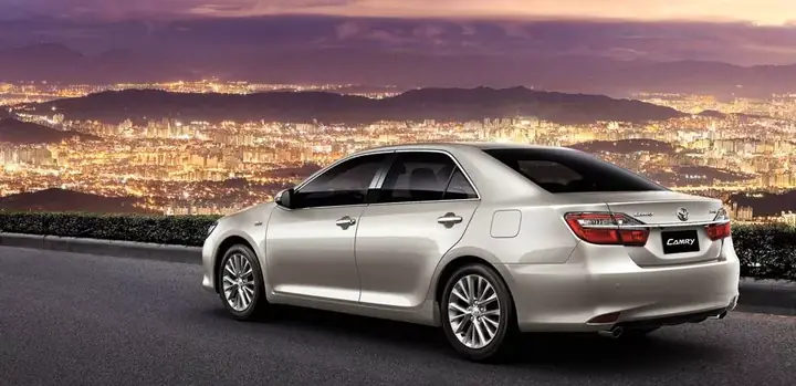 Giá Toyota Camry 2018