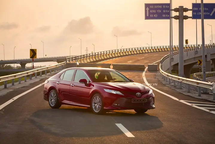 Giá Toyota Camry 2019