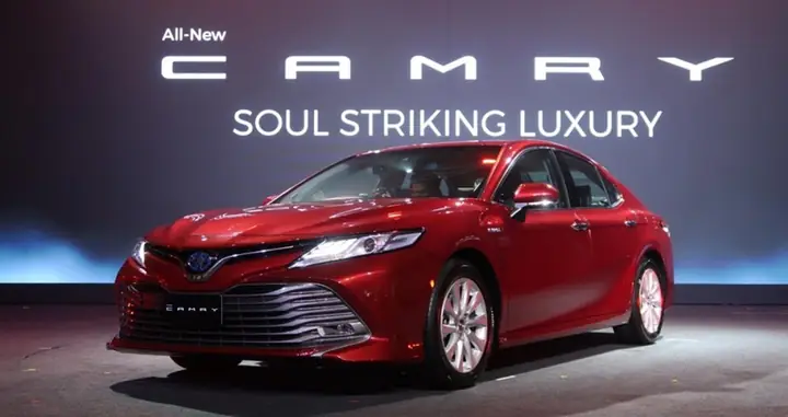 Giá Toyota Camry 2020