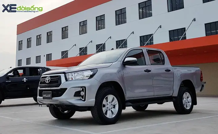 Giá Toyota Hilux 2018