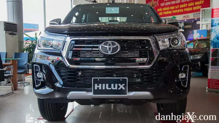 Giá Toyota Hilux 2019