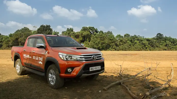 Xe Toyota Hilux 2016