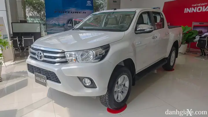 Xe Toyota Hilux 2017