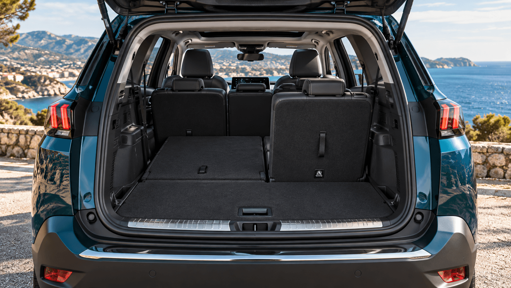 Hàng ghế thứ 3 Peugeot 5008 gập linh hoạt để mở rộng khoang hành lý