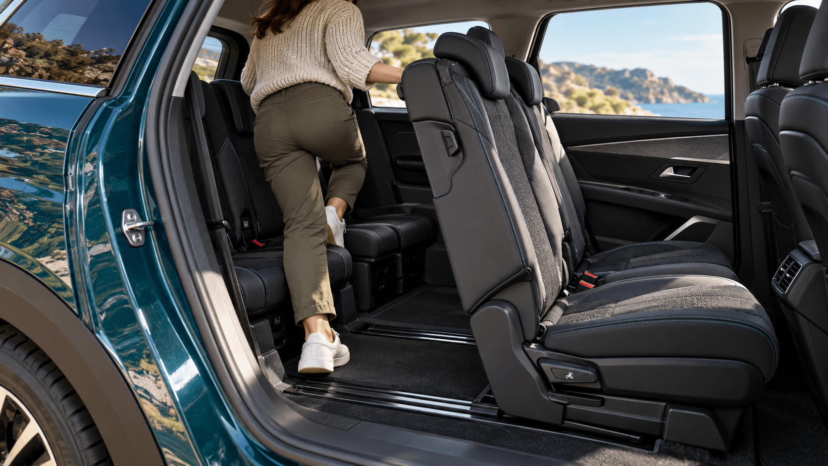 Thao tác ra vào hàng ghế thứ 3 Peugeot 5008 thông qua hàng ghế thứ hai